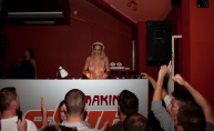 Atraktivna Niki Belluci u vodičkom Makina Exit clubu