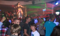 Atraktivna mađarica Niki Belucci u Clubu Plava