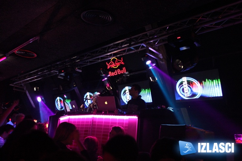 Uvođenje reda od strane sexy policajki u discotheque Magnus
