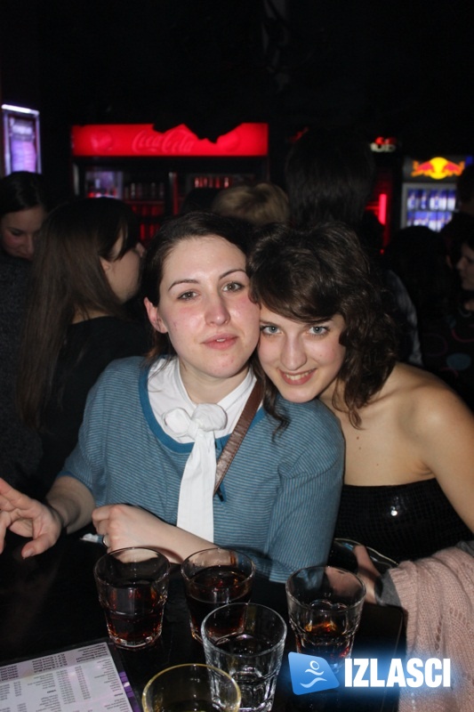 Uvođenje reda od strane sexy policajki u discotheque Magnus
