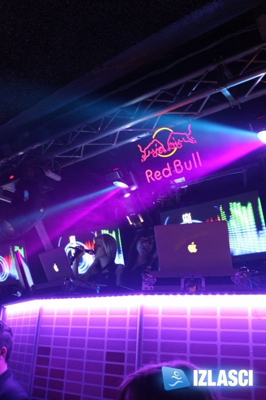 Uvođenje reda od strane sexy policajki u discotheque Magnus