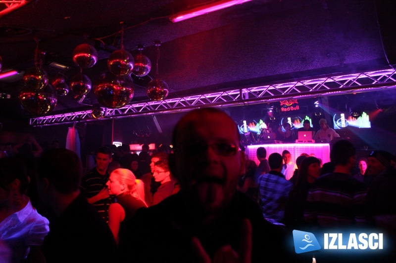 Uvođenje reda od strane sexy policajki u discotheque Magnus