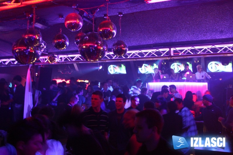 Uvođenje reda od strane sexy policajki u discotheque Magnus