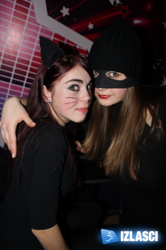 Uvođenje reda od strane sexy policajki u discotheque Magnus