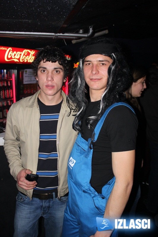 Uvođenje reda od strane sexy policajki u discotheque Magnus