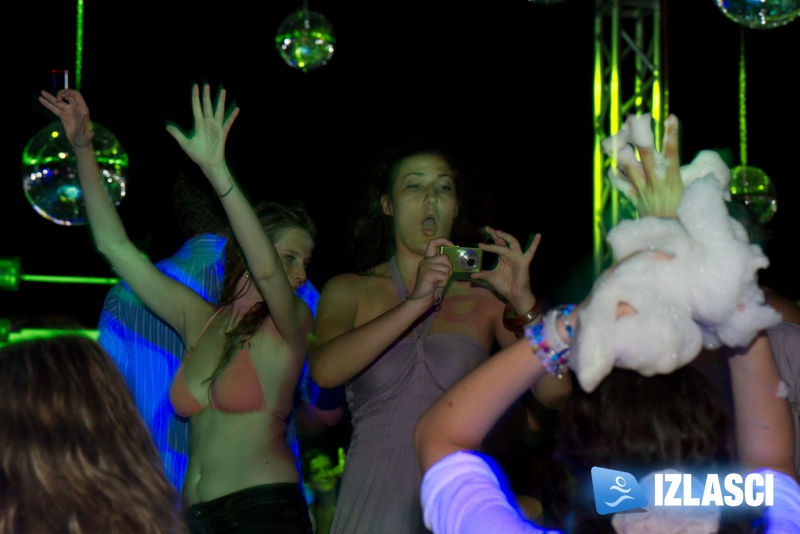 Pjena party u Santos beach clubu