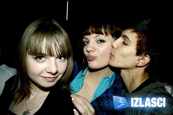 Kocka priredila Trash party