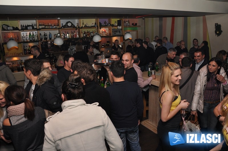 Maat bar - party sa fatalnim plavušama!