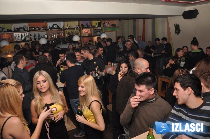 Maat bar - party sa fatalnim plavušama!