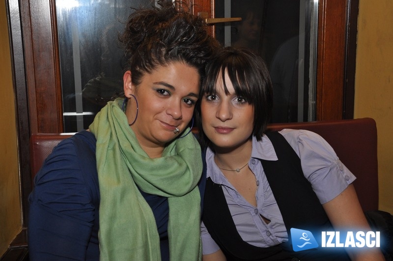 River pub pleše kako DJ Alen Tibljaš svira