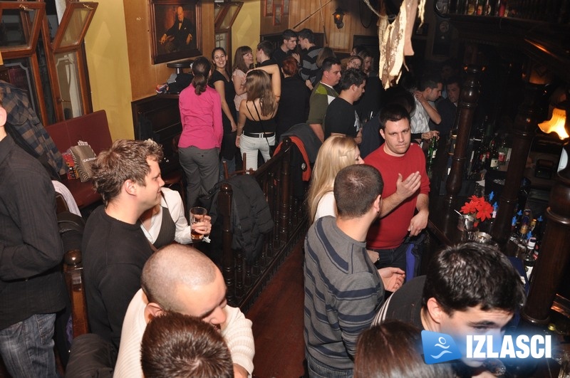 River pub pleše kako DJ Alen Tibljaš svira