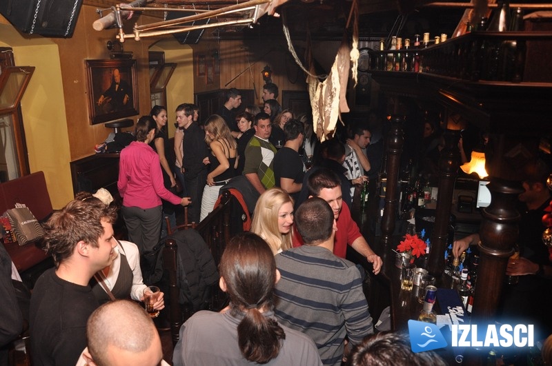 River pub pleše kako DJ Alen Tibljaš svira