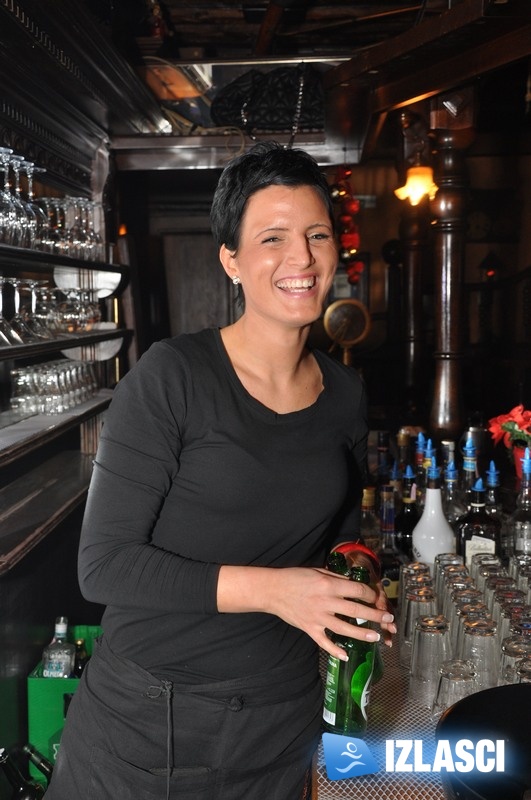 River pub pleše kako DJ Alen Tibljaš svira