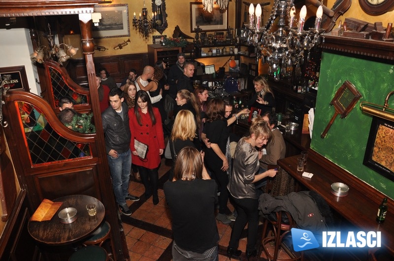 River pub pleše kako DJ Alen Tibljaš svira River pub pleše kako DJ Alen Tibljaš svira