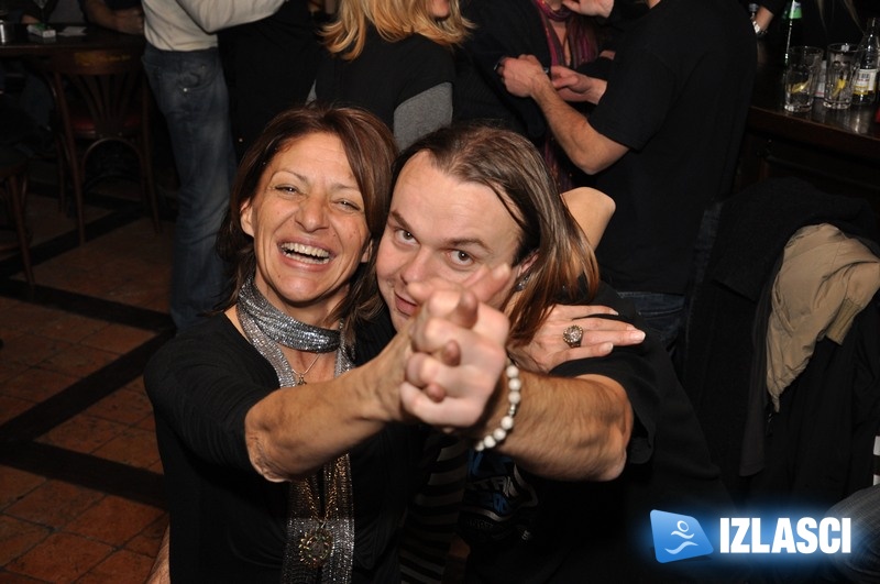 River pub pleše kako DJ Alen Tibljaš svira