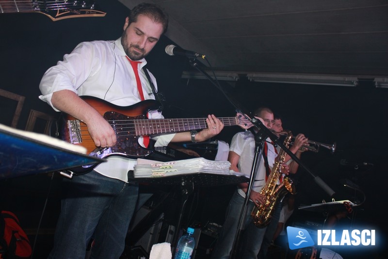 Uz Night Express band pleše Caffe bar Onyx