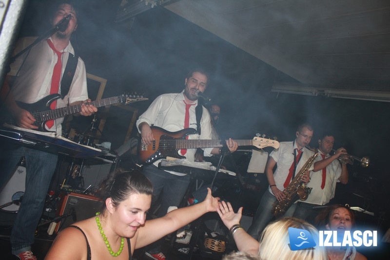 Uz Night Express band pleše Caffe bar Onyx