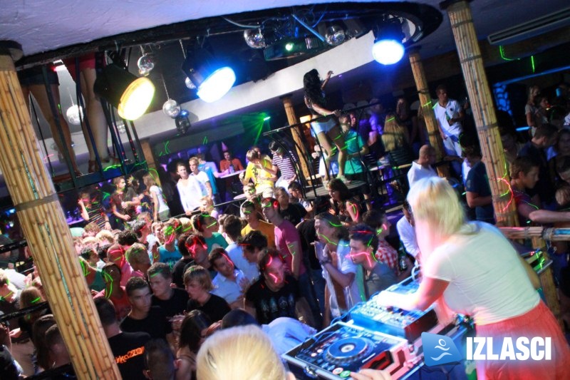 Club Plava zaplesala u ritmu atraktivne DJ-ice Viktorie Metzker