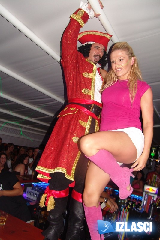 Ain't no party like Captain Morgan party! Makina, Vodice