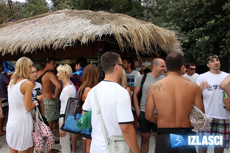 Niti iznenadni ljetni pljusak nije pokvario odličan provod u Beach Baru Pacino