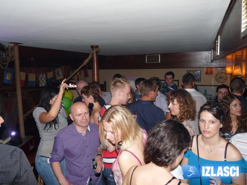 Uzavrela atmosfera poharala Phanas pub