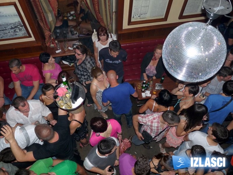 Uzavrela atmosfera poharala Phanas pub