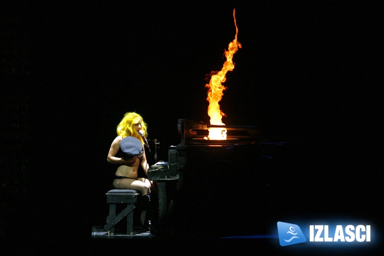 LADY GAGA spektakularnim nastupom rasplakala fanove u Areni