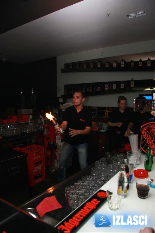 Jole raspalio atmosferu na Jäger Barmen Showu u restoran-loungeu Plato