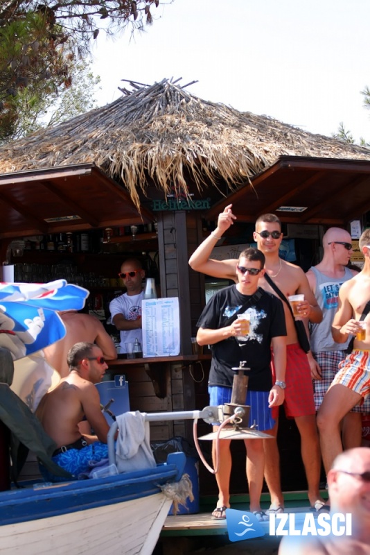 Barracuda beach bar & Pešekan cup