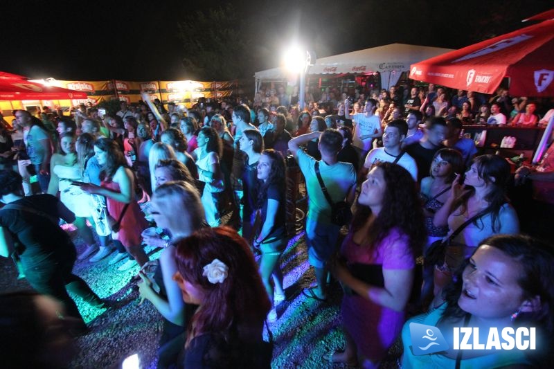 Crvena jabuka zabavila sve prisutne u Casanova beach baru
