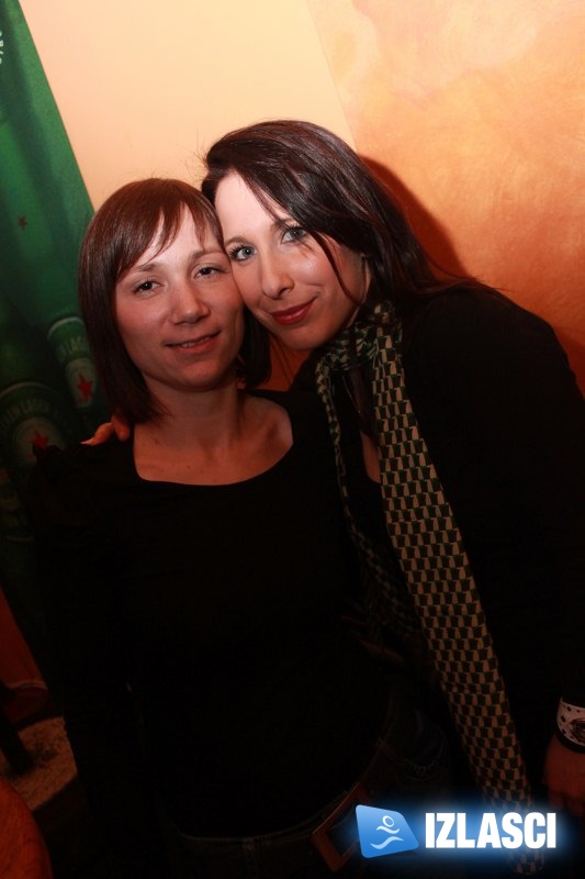 Raspoložena ekipa u Night baru Montana