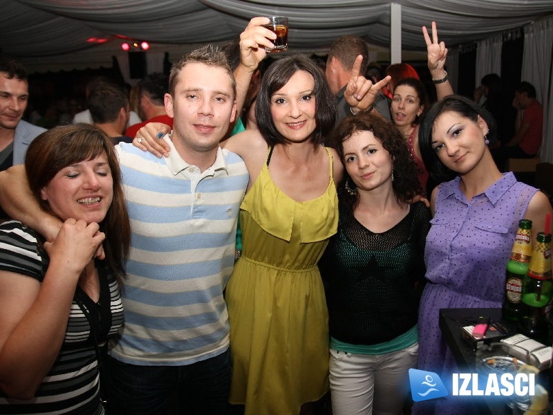 Odlična večer uz klapu Iskon u Casanovi