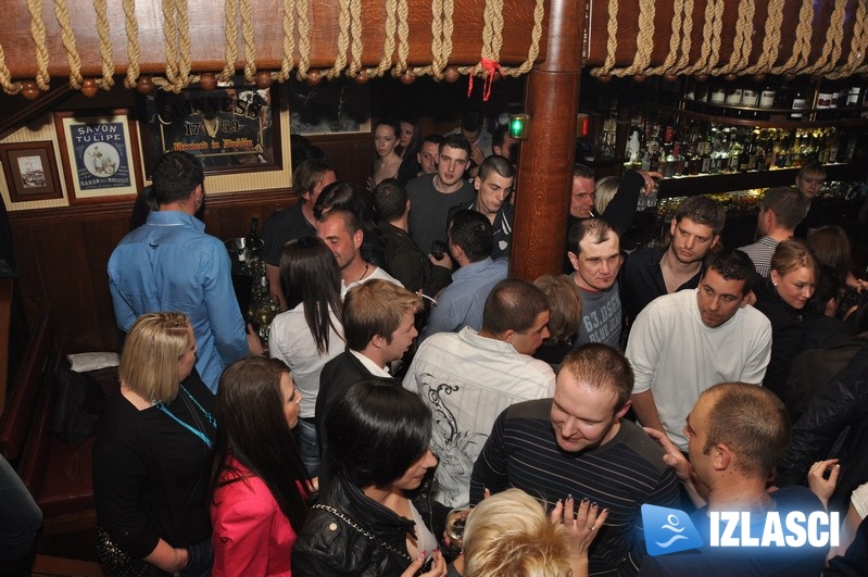 Promocija vodke i veselo društvo ljuljaju Phanas pub