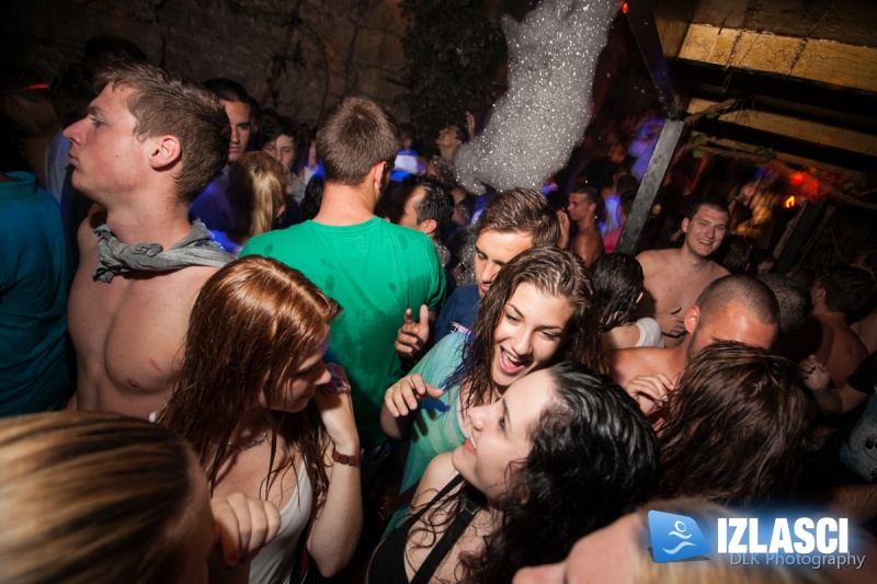 Pjena Party totalni hit na Krku u Clubu JUNGLE