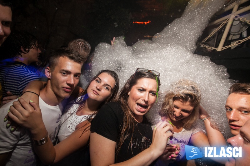 Sexy Foam Party in Jungle