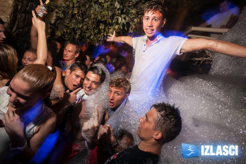 Sexy Foam Party in Jungle