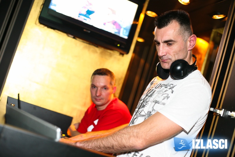 Stipe Drviš za DJ pultom u Jackie Brownu