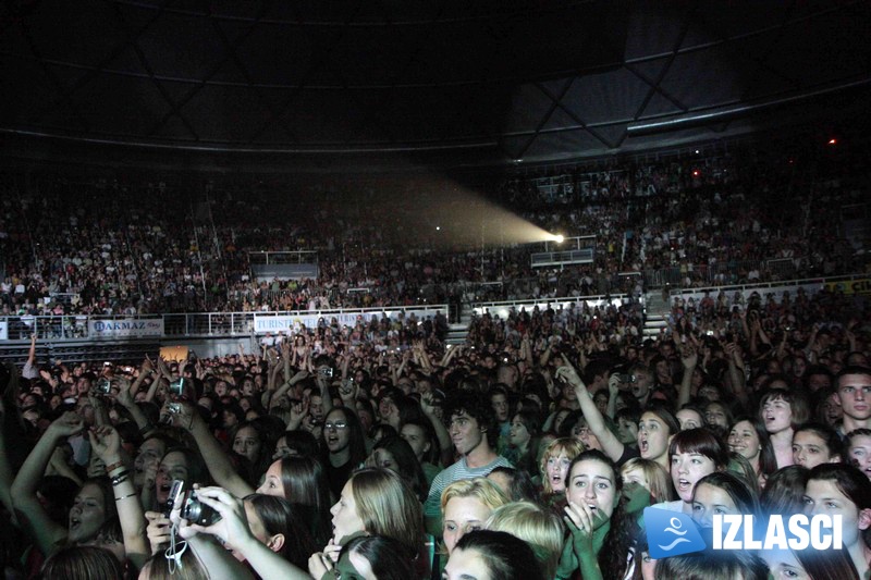 Odličan koncert Tonija Cetinskog u Višnjiku