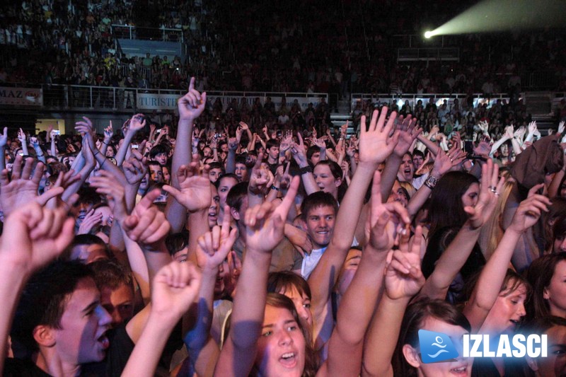 Odličan koncert Tonija Cetinskog u Višnjiku